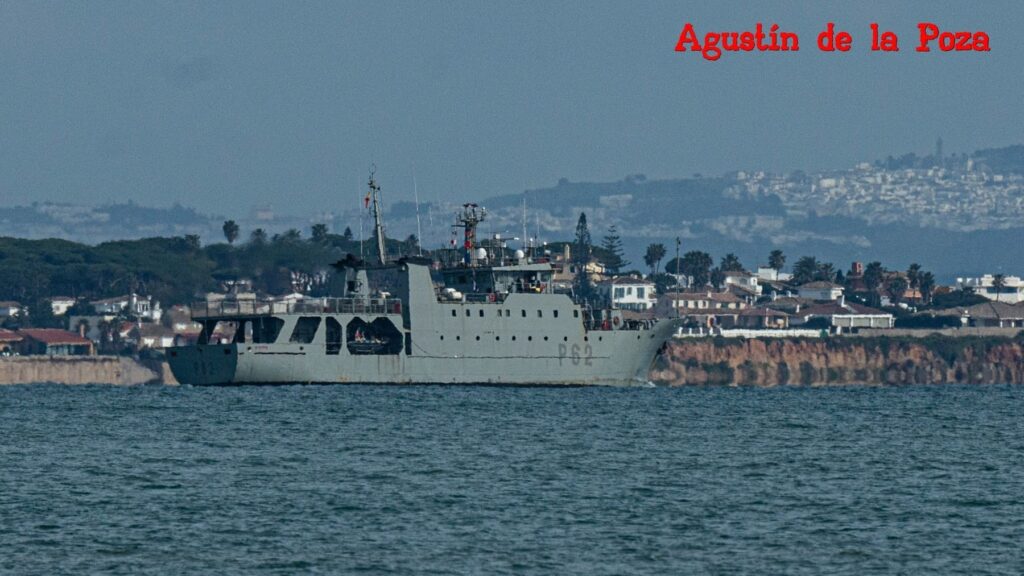 El patrullero Alborán P-62 vigila la pesca en aguas españolas