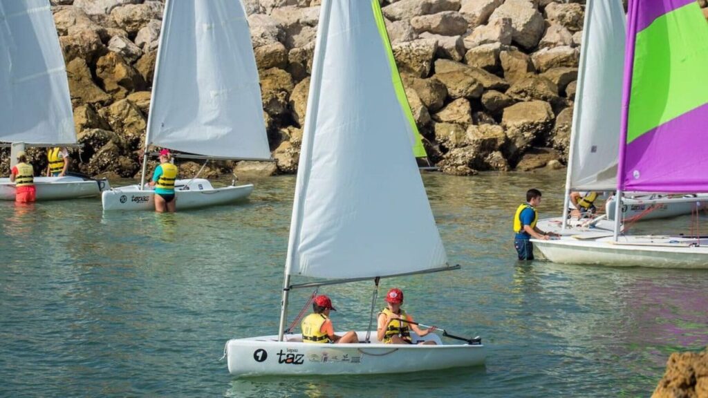 Rota ofrece una variada oferta de cursos de vela para este verano