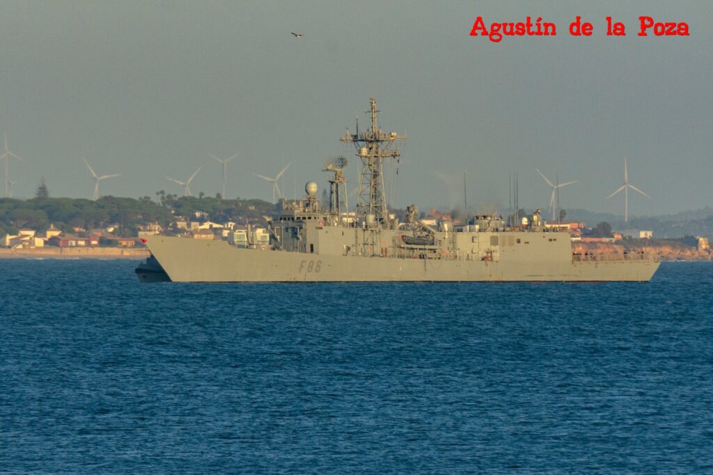 La fragata Canarias F-86 regresa a Rota tras ejercicios navales