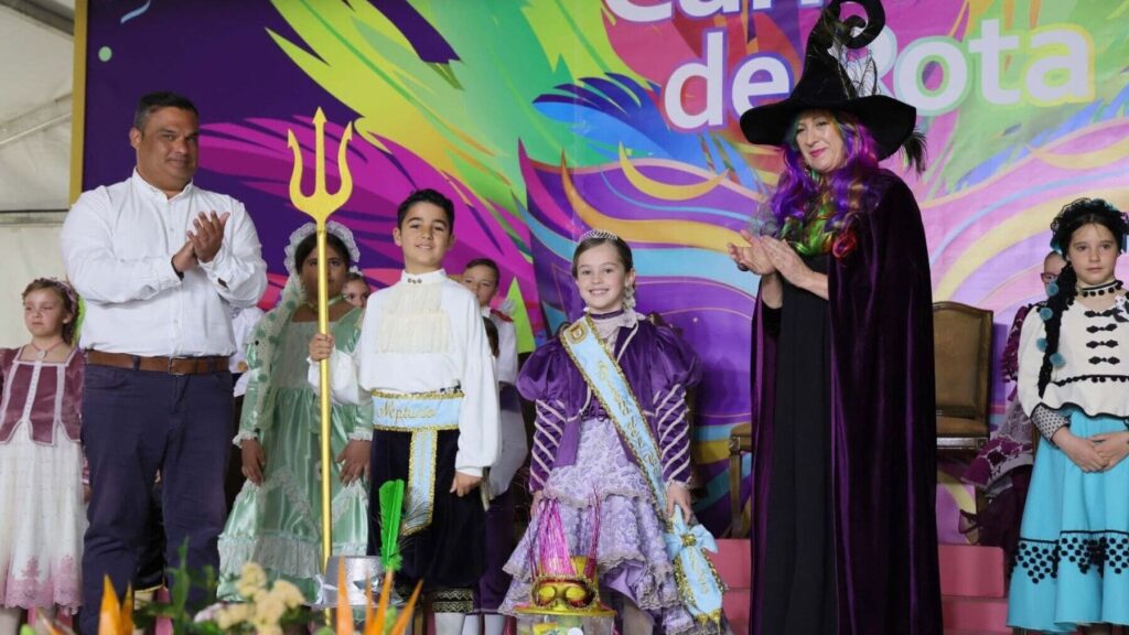 Guadalupe Fénix y Javier Miño, proclamados Sirena y Neptuno del Carnaval de Rota 2025