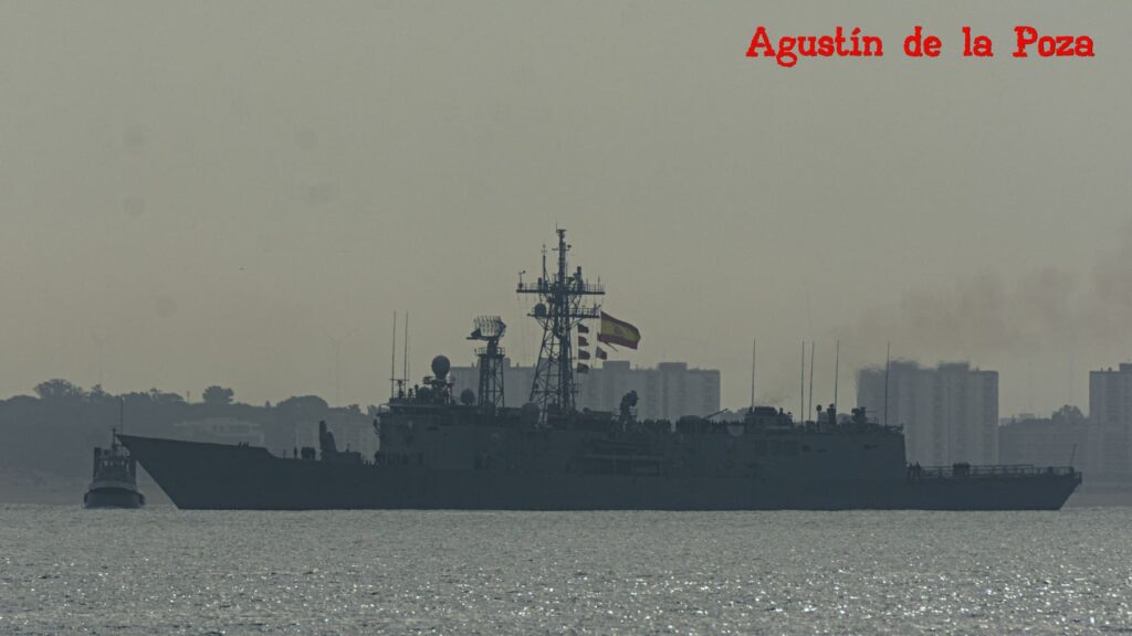 La Armada española recibe a la Santa María tras misión en el Índico