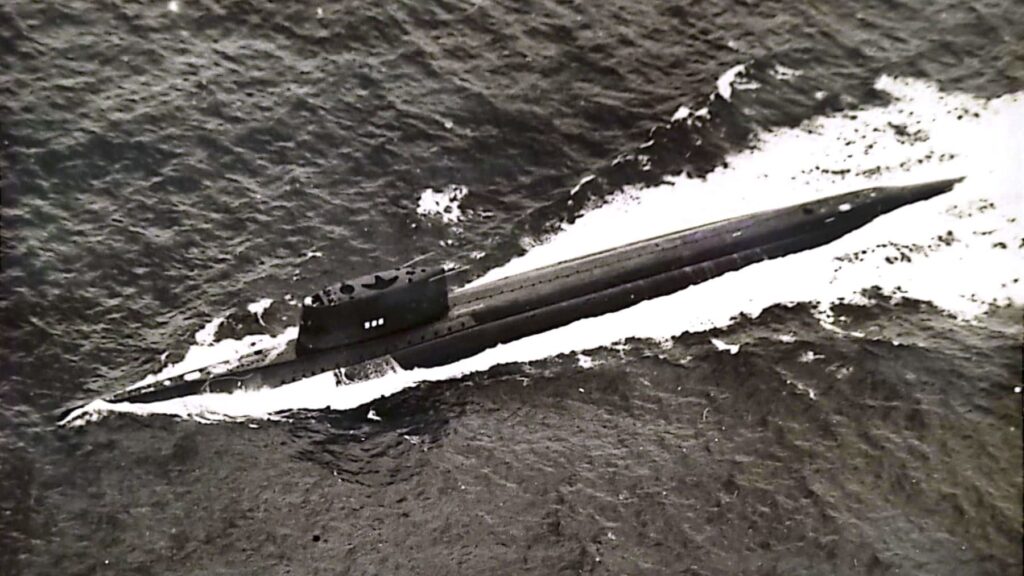 El Tritón, primer submarino en dar la vuelta al mundo, homenajea a Elcano