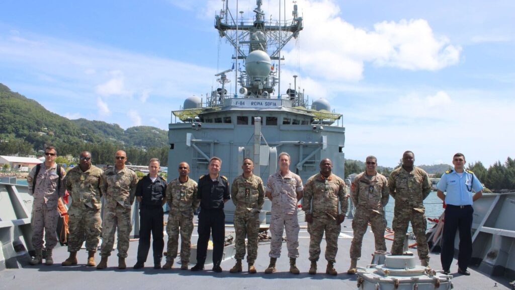 La fragata Reina Sofía de la Armada refuerza la cooperación con las Fuerzas de Defensa de Seychelles