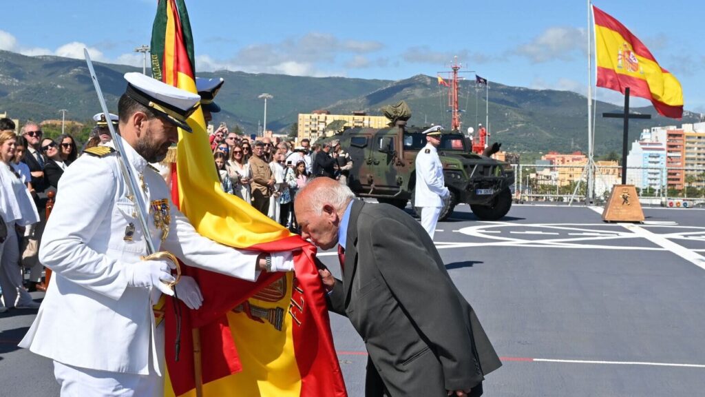 Un centenar de civiles juran bandera a bordo del Castilla en Algeciras