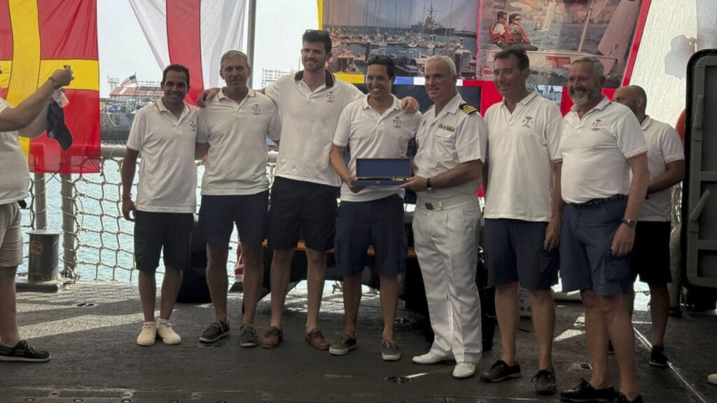 La fragata Victoria F-82 acoge la entrega de premios de la XIX Regata Armada en Cádiz