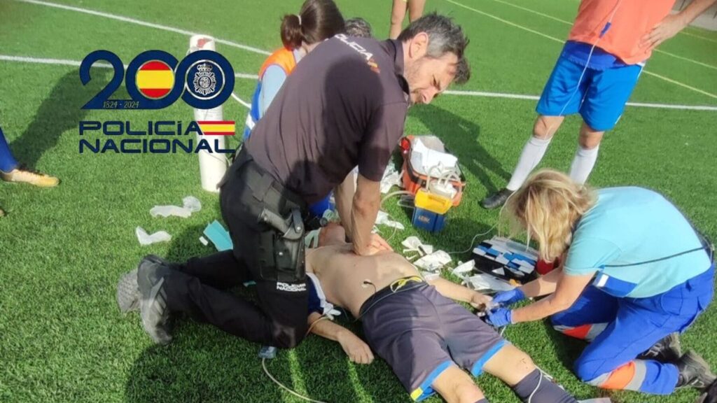 Policía Nacional realizando la RCP
