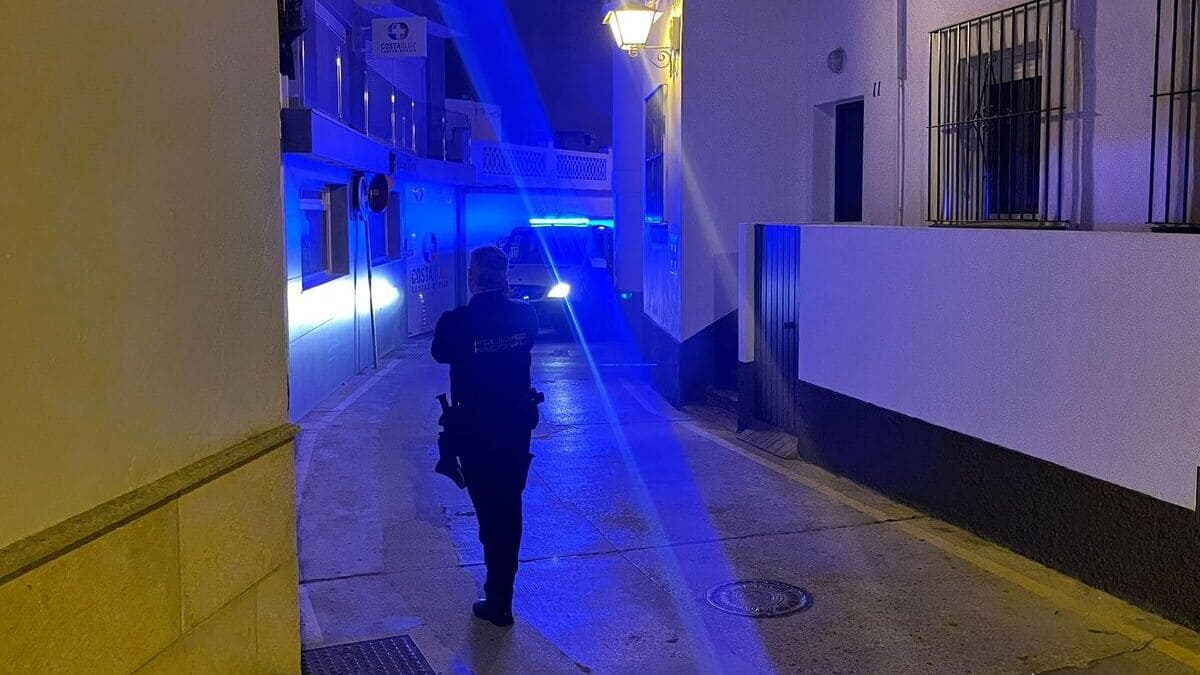 Unidades en el incendio de la calle Virgen de los Reyes de Rota