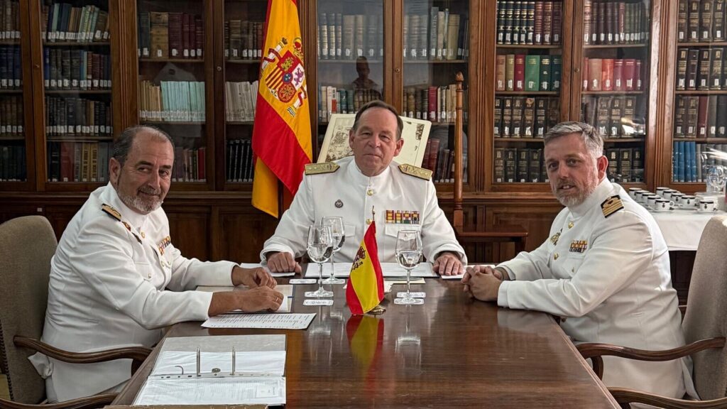 Relevo al frente del Instituto Hidrográfico de la Marina con sede en la ciudad de Cádiz