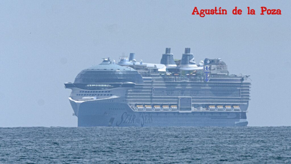 El Star of the Seas frente a Rota rumbo a Cádiz como mayor buque de pasajeros del mundo