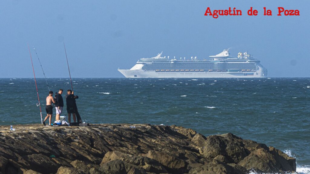 El Independence of the Seas navega frente a Rota rumbo a Cádiz procedente de Lisboa