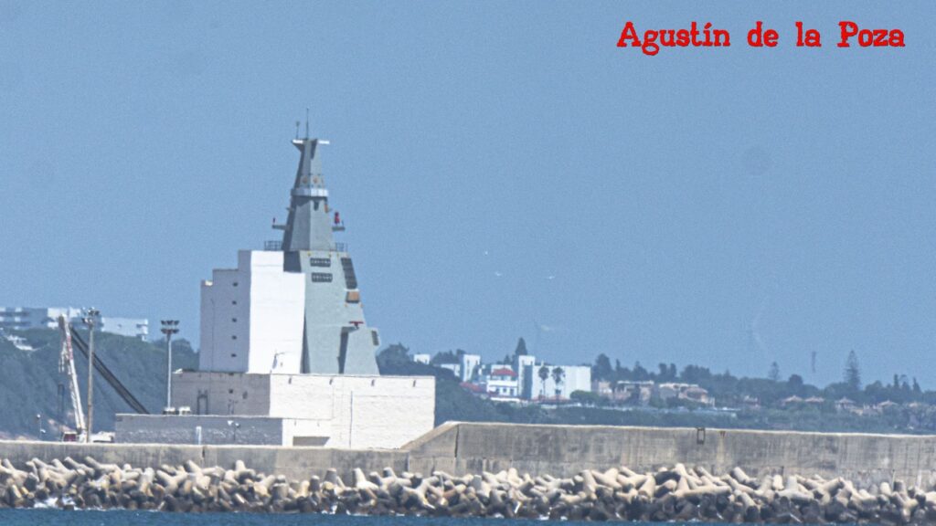 La estructura del CIST de la F-110 ya se encuentra instalada junto al espigón del muelle uno