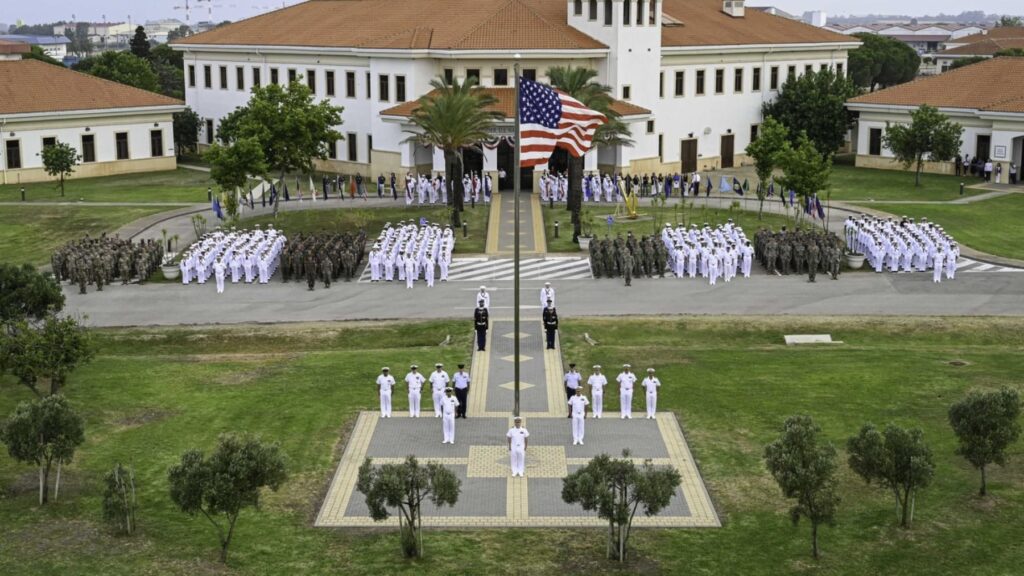 Izado de la bandera de EEUU en la Base Naval de Rota