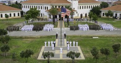 Izado de la bandera de EEUU en la Base Naval de Rota