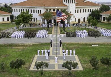 Izado de la bandera de EEUU en la Base Naval de Rota