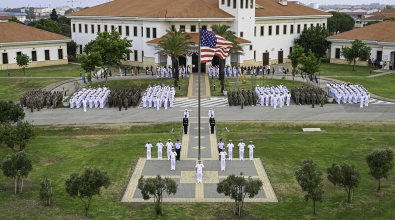 Izado de la bandera de EEUU en la Base Naval de Rota