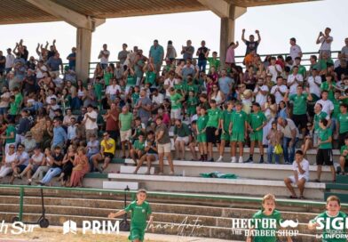 La afición del C.D. Rota se volcó en el derbi ante la U.D. Roteña