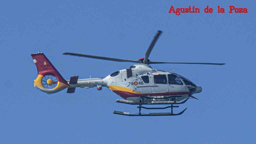 El H135 con colores rojigualda tras despegar de la Base Naval de Rota