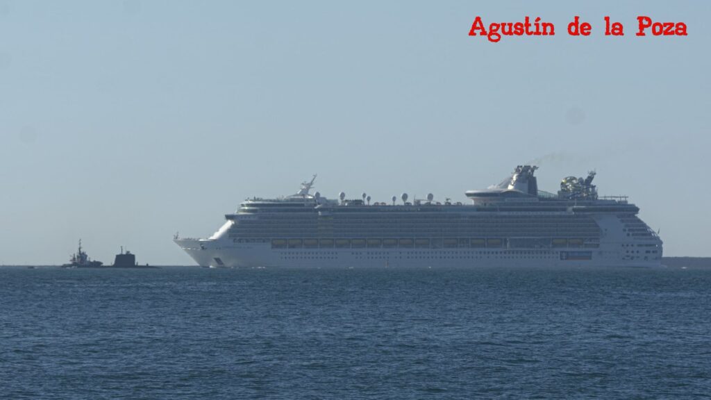 El Independence OTS navega frente a Rota rumbo a Cádiz desde Lisboa
