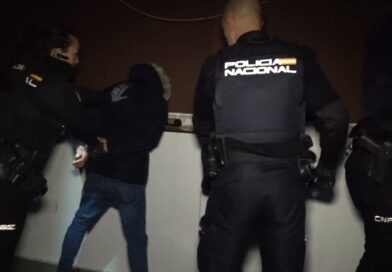 Persecución nocturna en Rota: un joven detenido tras partir coches y resistirse a la Policía