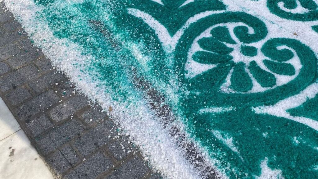 Parte de la alfombra de sal de Rota, dañada tras el paso de un vehículo durante la noche
