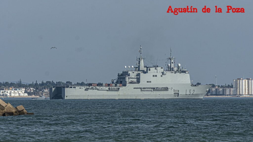 El buque Castilla se une en Cádiz a los actos del Día del Veterano de la Armada