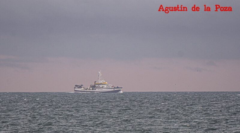 El buque Ramón Margalef de la Armada científica navega frente a la costa de Rota