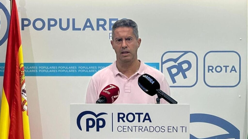Daniel Cros, concejal del Partido Popular de Rota, durante una rueda de prensa
