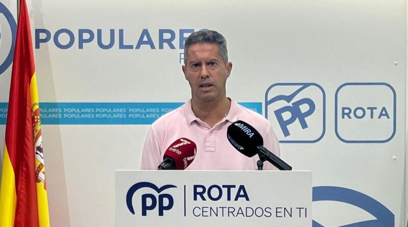 Daniel Cros, concejal del Partido Popular de Rota, durante una rueda de prensa
