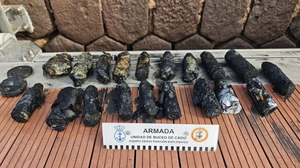 La Armada retira diecinueve proyectiles hallados en aguas del puerto de Melilla