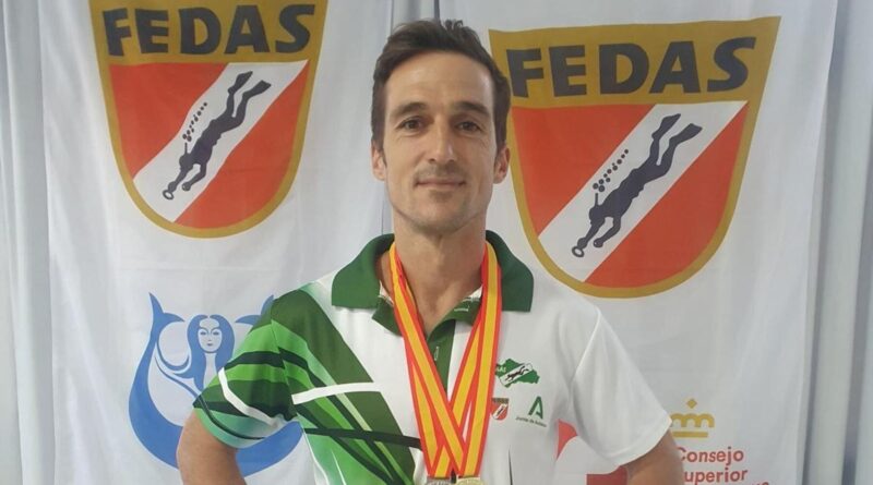 Rota celebra el oro nacional de apnea de Luis Alberto Gutiérrez