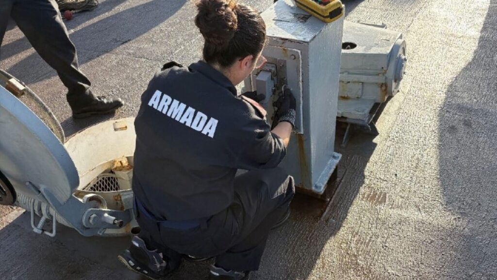 La Armada refuerza su presencia en el Estrecho con el patrullero Medas