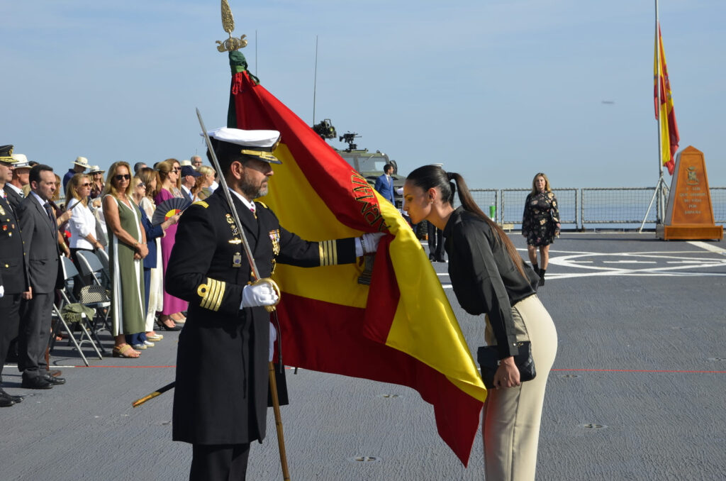 La Armada reúne a ciento treinta civiles en una Jura de Bandera en Ceuta
