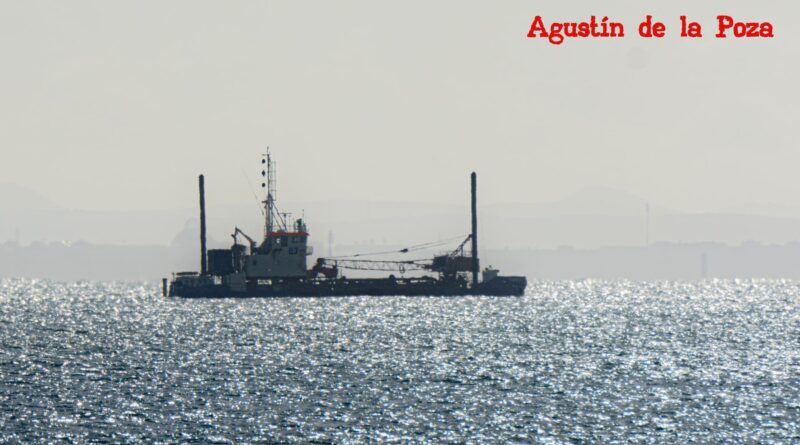 Trabajos de dragado en la Base Naval de Rota con la draga Toste R