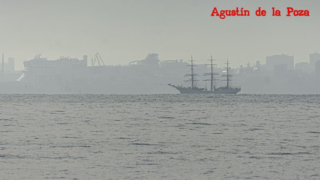 El velero escuela Sørlandet continúa fondeado frente a la bahía de Cádiz