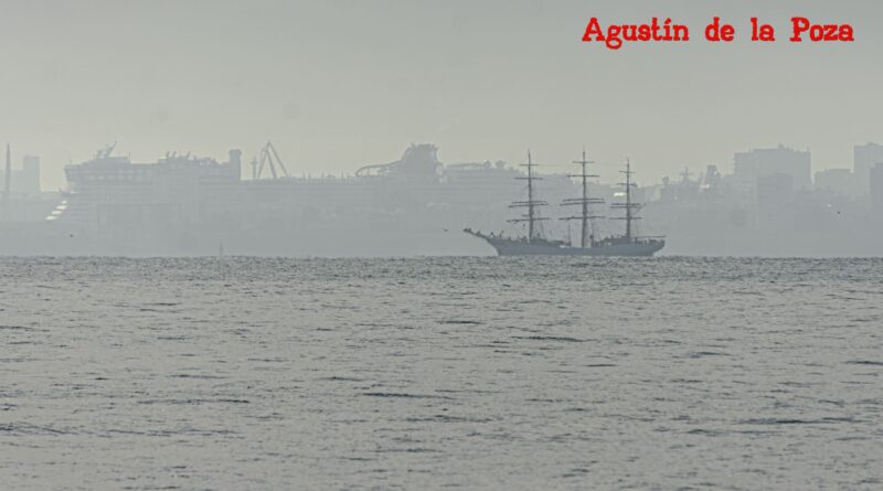 El velero escuela Sørlandet continúa fondeado frente a la bahía de Cádiz