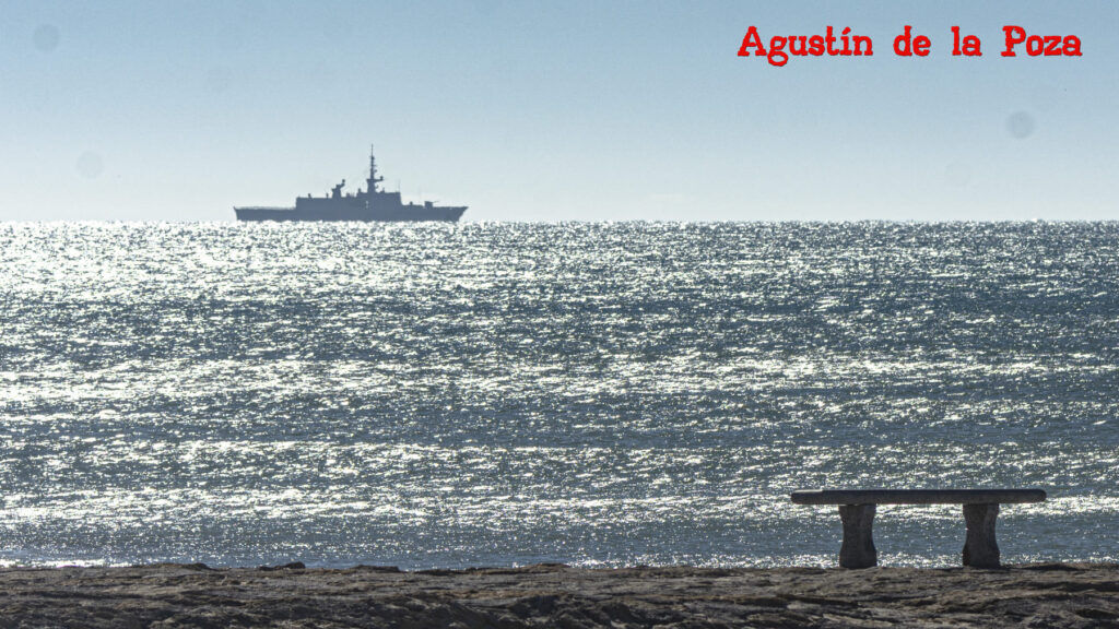 La fragata Courbet navega frente a Rota tras su escala en el puerto de Cádiz