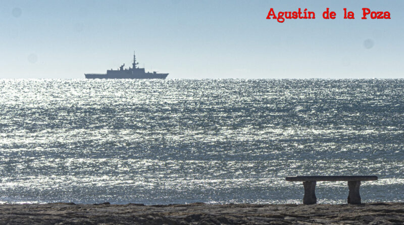 La fragata Courbet navega frente a Rota tras su escala en el puerto de Cádiz