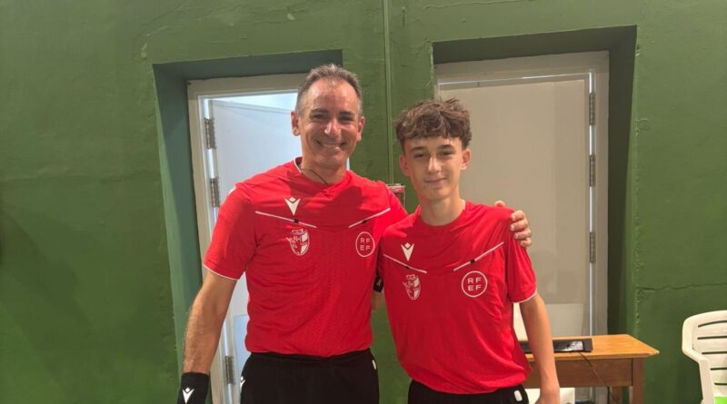 El veterano colegiado FIFA Juan José Cordero y el joven árbitro gaditano Luca Gálvez compartieron silbato en el encuentro entre el Villa de Rota y el Marqués de Nervión.