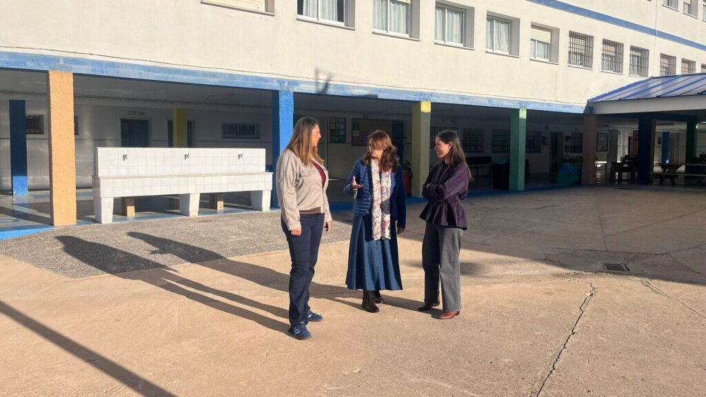 Auxiliadora Izquierdo y Nazaret Herrera en una visita al colegio Pedro Antonio de Alarcon
