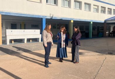 Auxiliadora Izquierdo y Nazaret Herrera en una visita al colegio Pedro Antonio de Alarcon