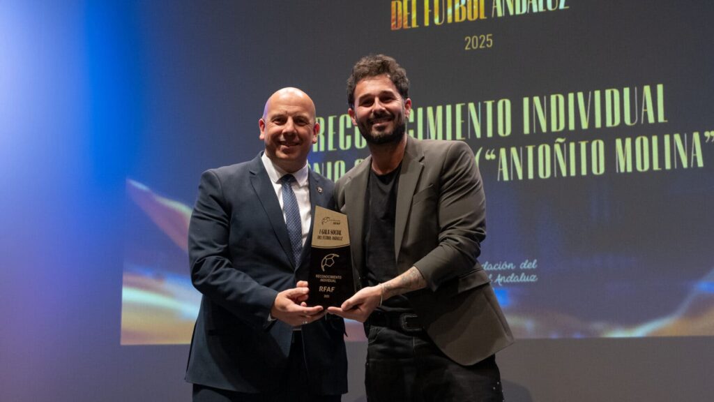 El presidente de la RFAF, Pedro Curtido Naranjo, entrega el premio social RFAF a Antoñito Molina