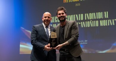 Antoñito Molina recibe el reconocimiento social de la Federación Andaluza de Fútbol El presidente de la RFAF, Pedro Curtido Naranjo, entrega el premio social RFAF a Antoñito Molina