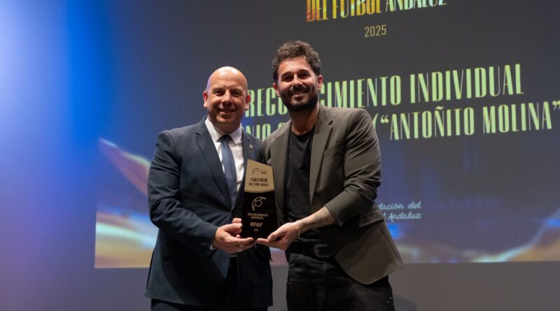 El presidente de la RFAF, Pedro Curtido Naranjo, entrega el premio social RFAF a Antoñito Molina