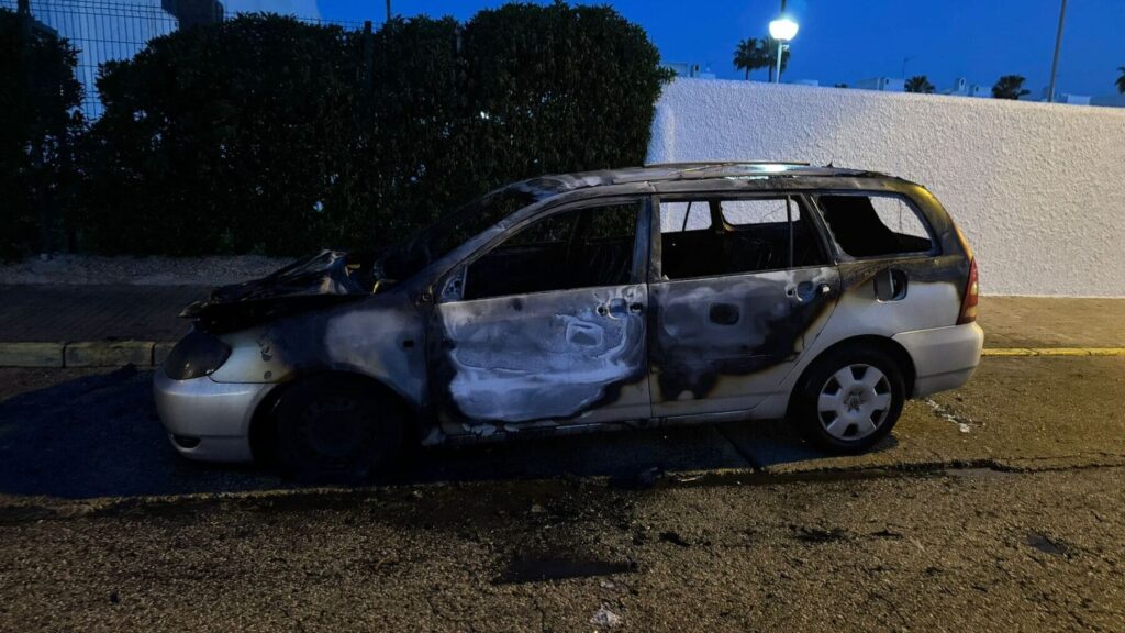 Vehículo incendiado en Rota en la calle Maestro Manuel J. Casal Egea