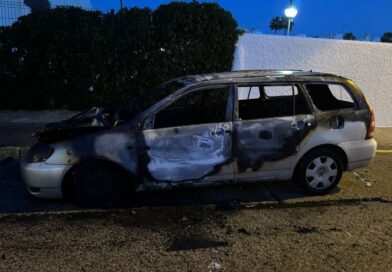 Vehículo incendiado en Rota en la calle Maestro Manuel J. Casal Egea