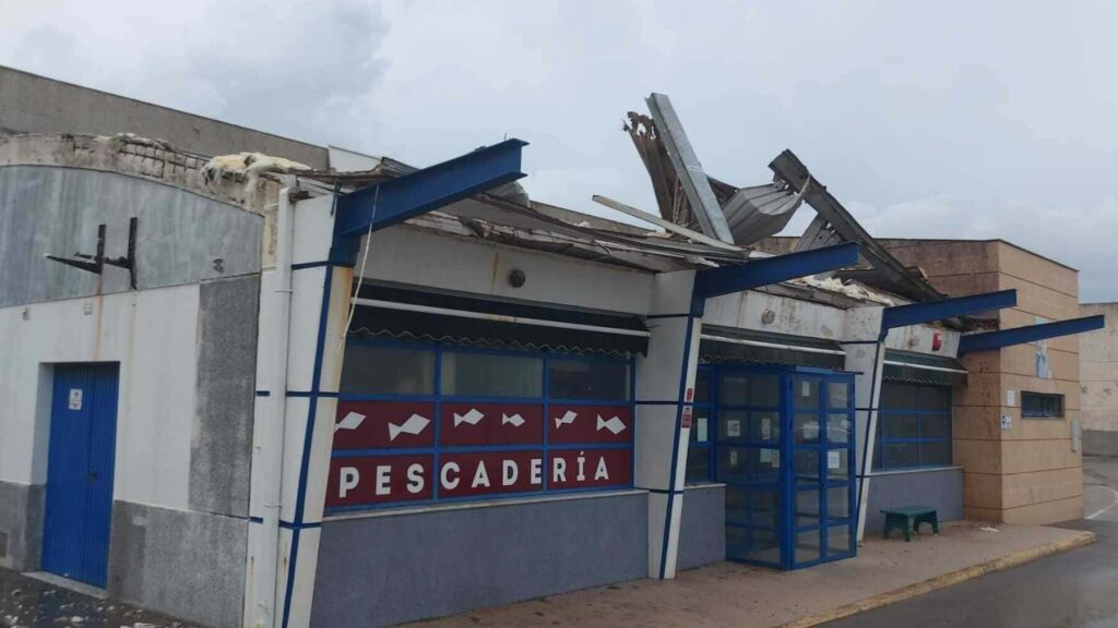 Las fuertes rachan de viento levantan el tejado de la Cooperativa de Pescadores