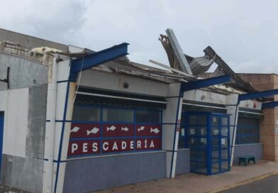 Las fuertes rachan de viento levantan el tejado de la Cooperativa de Pescadores