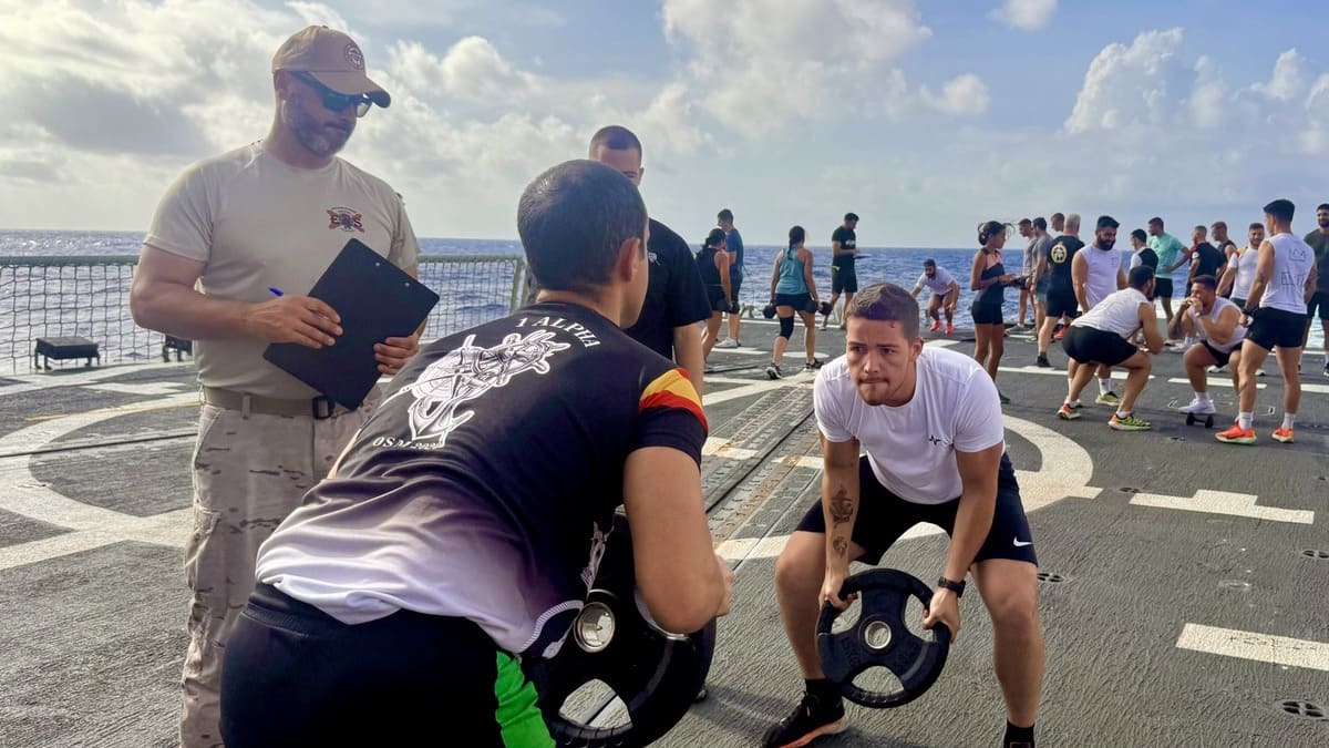 Miembros de la fragata Victoria en la competición de Crossfit