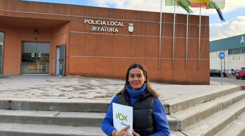 Silvia Bellido, concejal de Vox Rota, en la jefatura de Policía Local