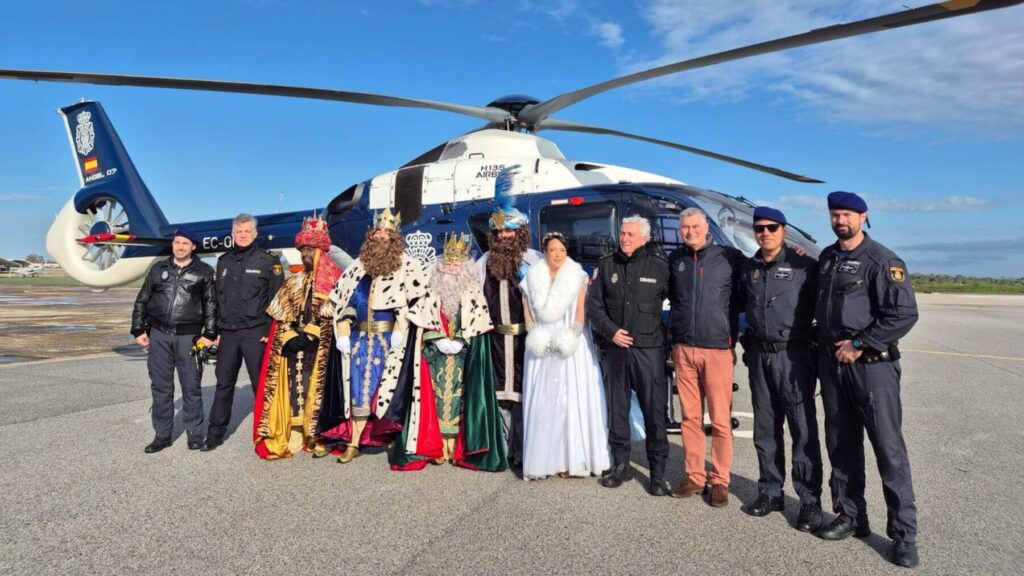 Los Reyes Magos ya están en Rota tras su llegada en helicóptero